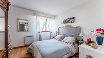 1 slaapkamer, een strijkplank/strijkijzer, beddengoed