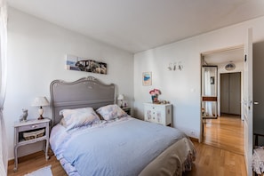 1 bedroom, iron/ironing board, bed sheets - Charming Apartment with Balcony Steps from the Beach – Andernos-les-Bains (andernos les bains)