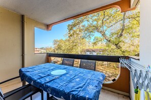 Outdoor dining - Charming Apartment with Balcony Steps from the Beach – Andernos-les-Bains (andernos les bains)