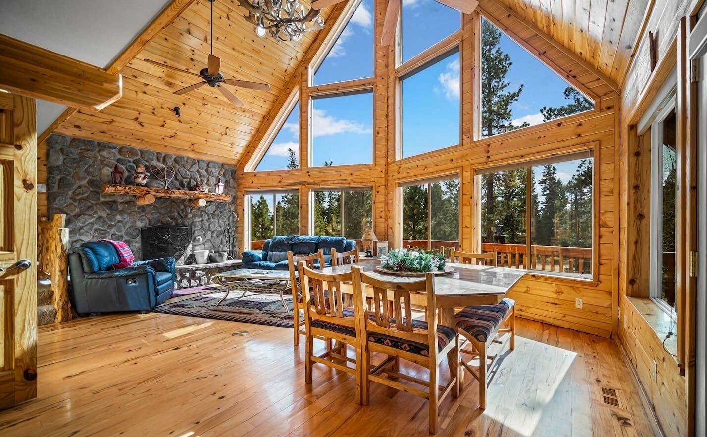 Televisie en een open haard