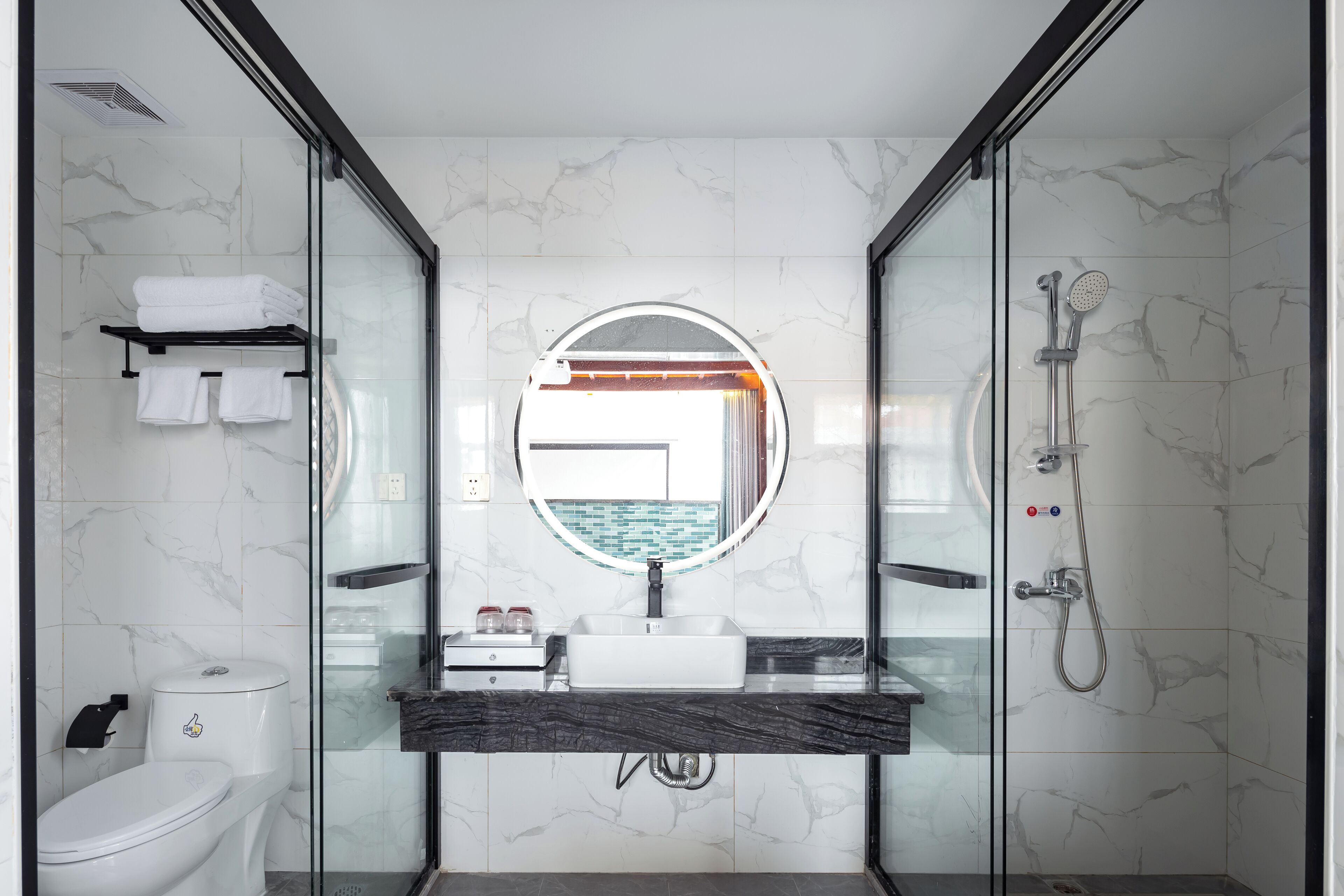 Comfort Double Room | Bathroom | Free toiletries, hair dryer, slippers, towels