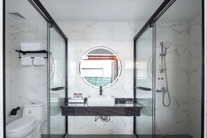 베이직 싱글룸 | 욕실 | 무료 세면용품, 헤어드라이어, 슬리퍼, 타월