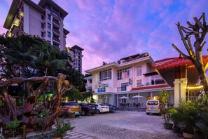 Vista frontal de la propiedad