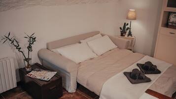 2 bedrooms, iron/ironing board, WiFi, bed sheets