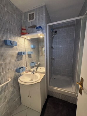 Shower, towels, soap, shampoo