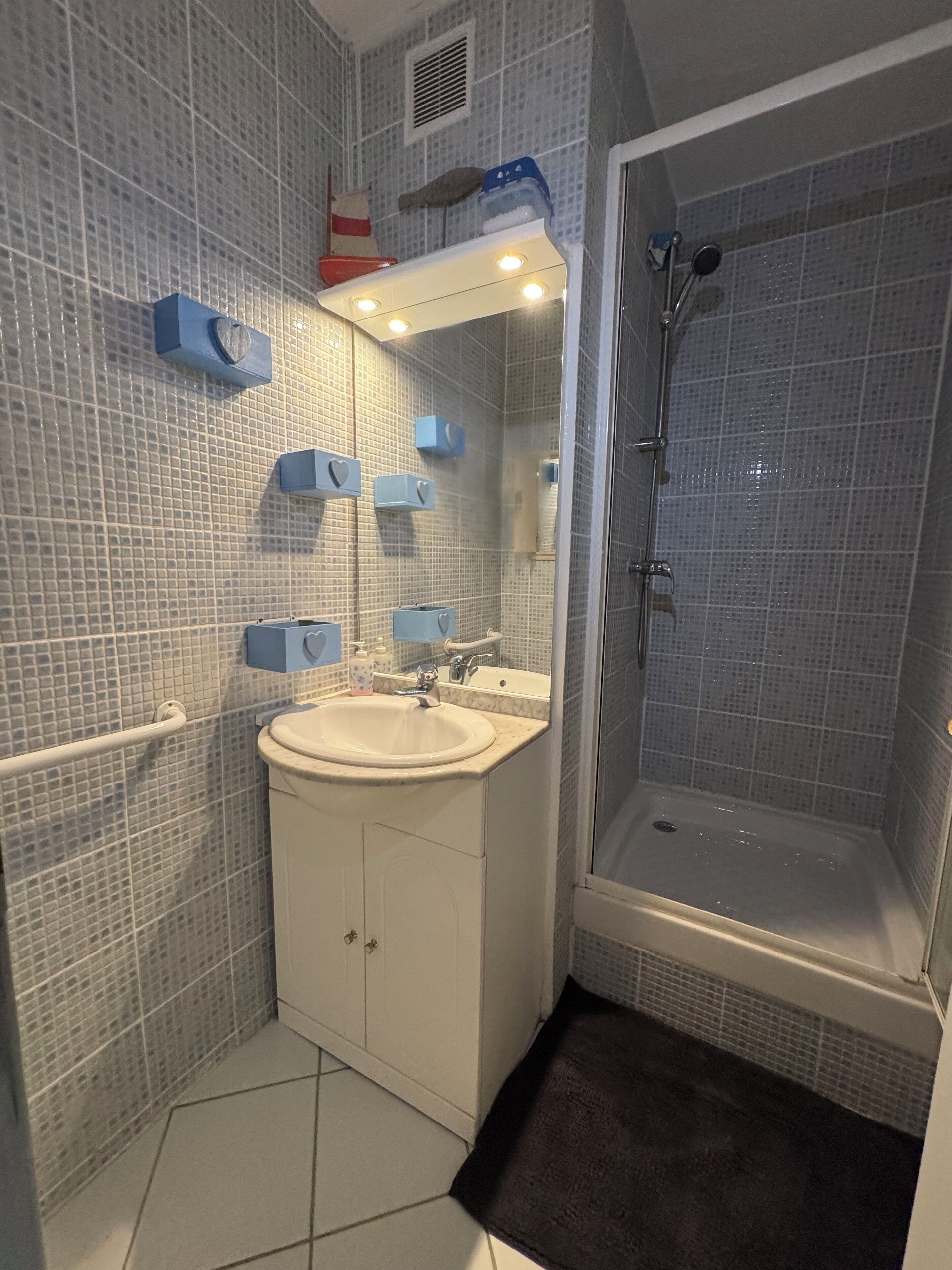Douche, serviettes fournies, savon, shampoing