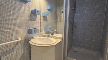 Douche, serviettes fournies, savon, shampoing