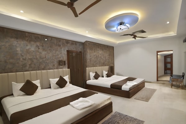 أغطية فراش متميزة ومكتب ومساحة عمل للكمبيوتر المحمول وواي فاي مجانًا