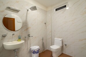 تجهيزات دش، دُش غزير، مستلزمات مجانية للعناية الشخصية، مراحيض شطف