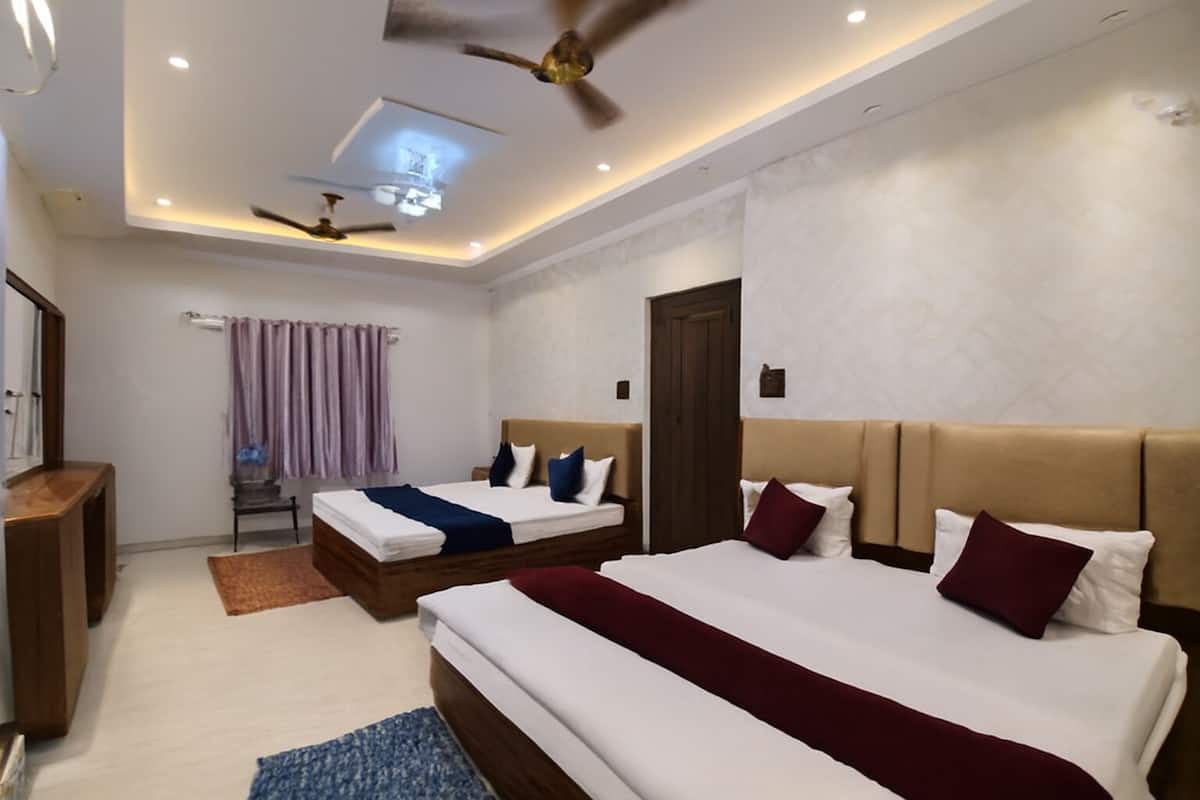Deluxe háromágyas szoba | Prémium ágynemű, íróasztal és laptophoz jól használható munkafelület