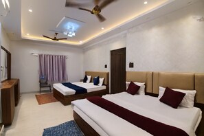 أغطية فراش متميزة ومكتب ومساحة عمل للكمبيوتر المحمول وواي فاي مجانًا