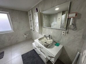 Hårtork, handdukar, tvål och toalettpapper