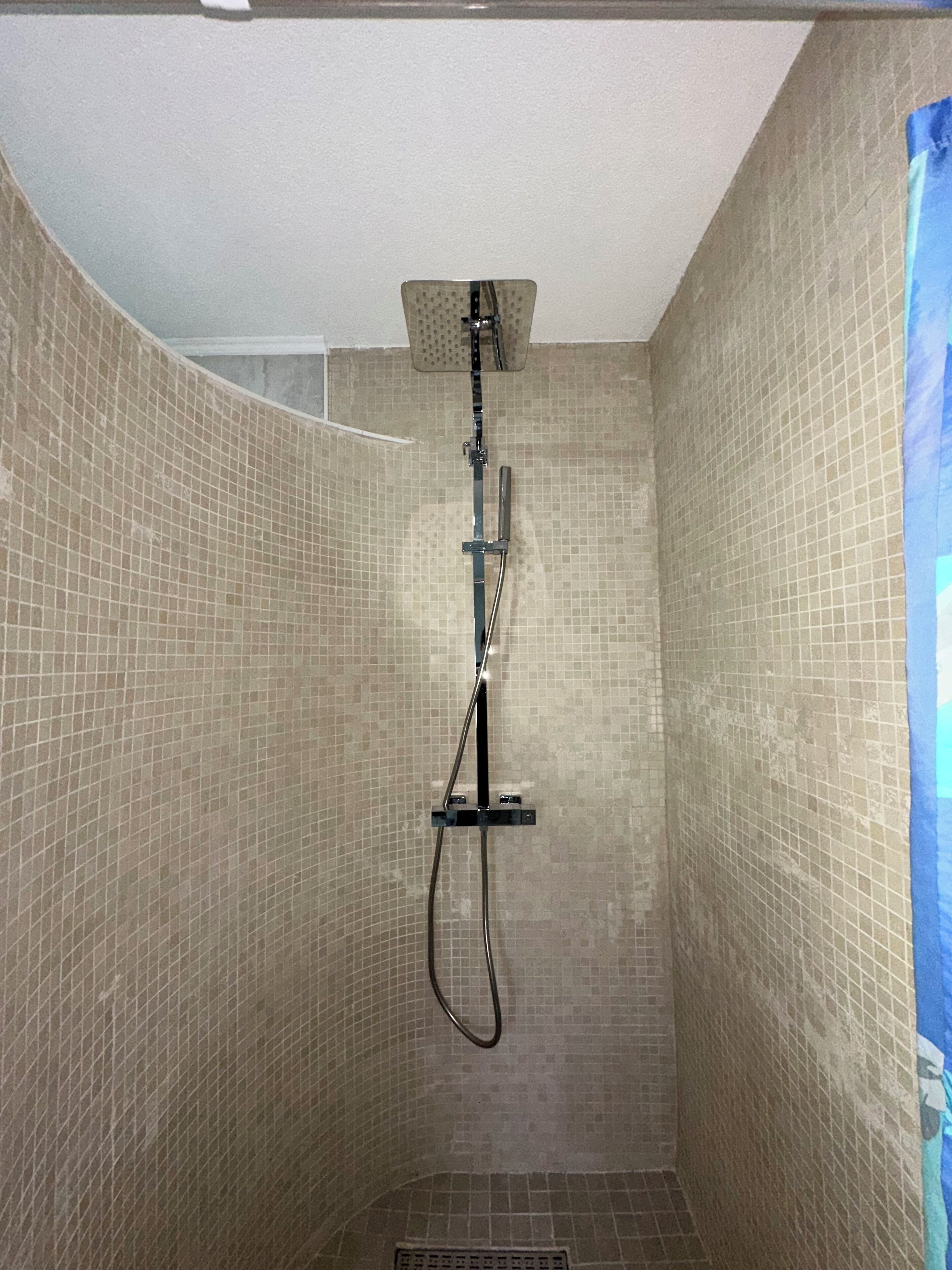 Haartrockner, Handtücher, Seife, Toilettenpapier