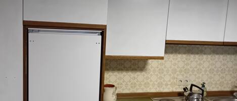 Fridge, oven, coffee/tea maker, electric kettle