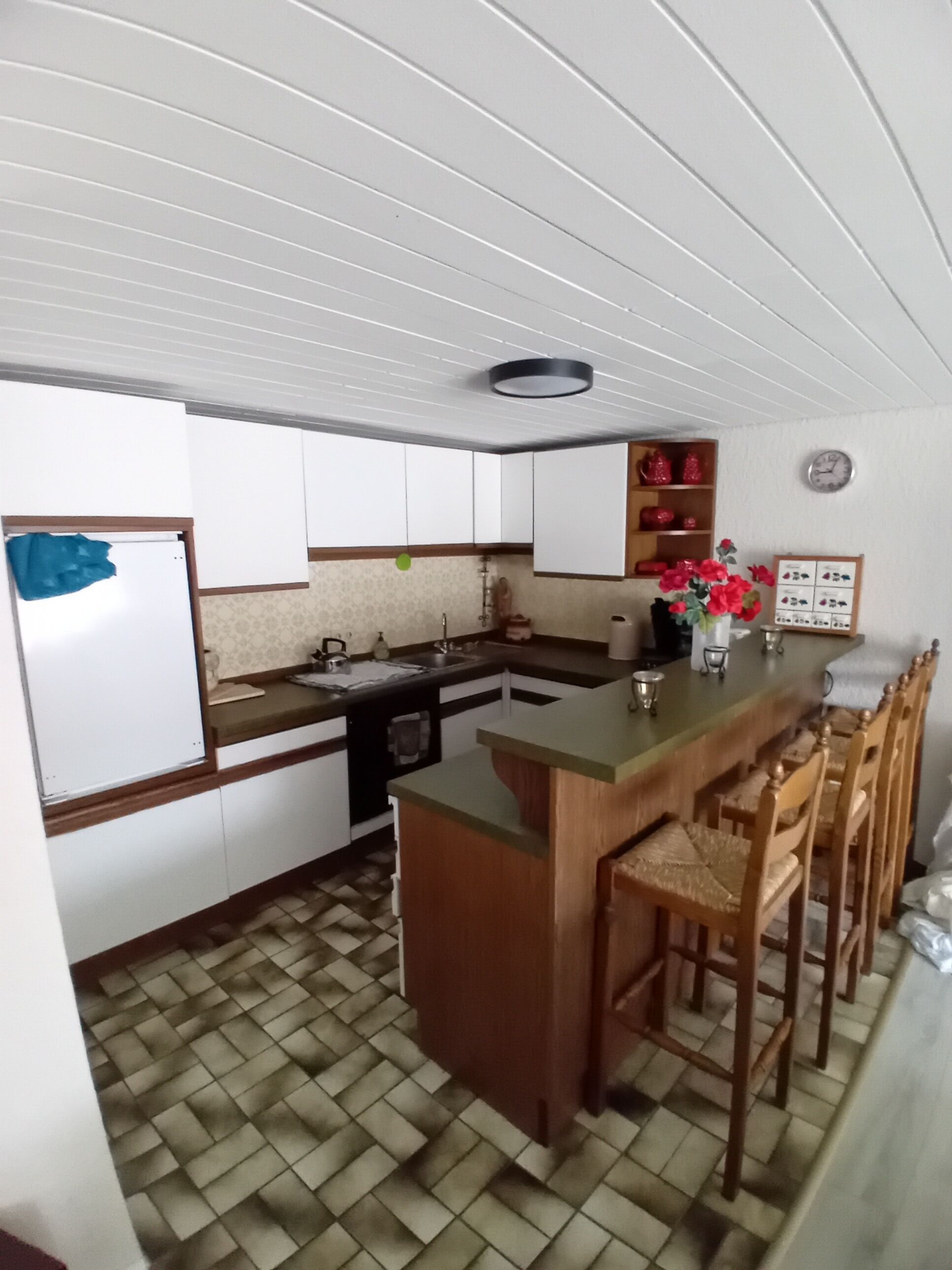 Réfrigérateur, four, cafetière/bouilloire, bouilloire électrique