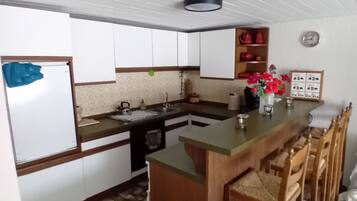 Réfrigérateur, four, cafetiÚre/bouilloire, bouilloire électrique