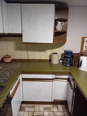 Réfrigérateur, four, cafetière/bouilloire, bouilloire électrique