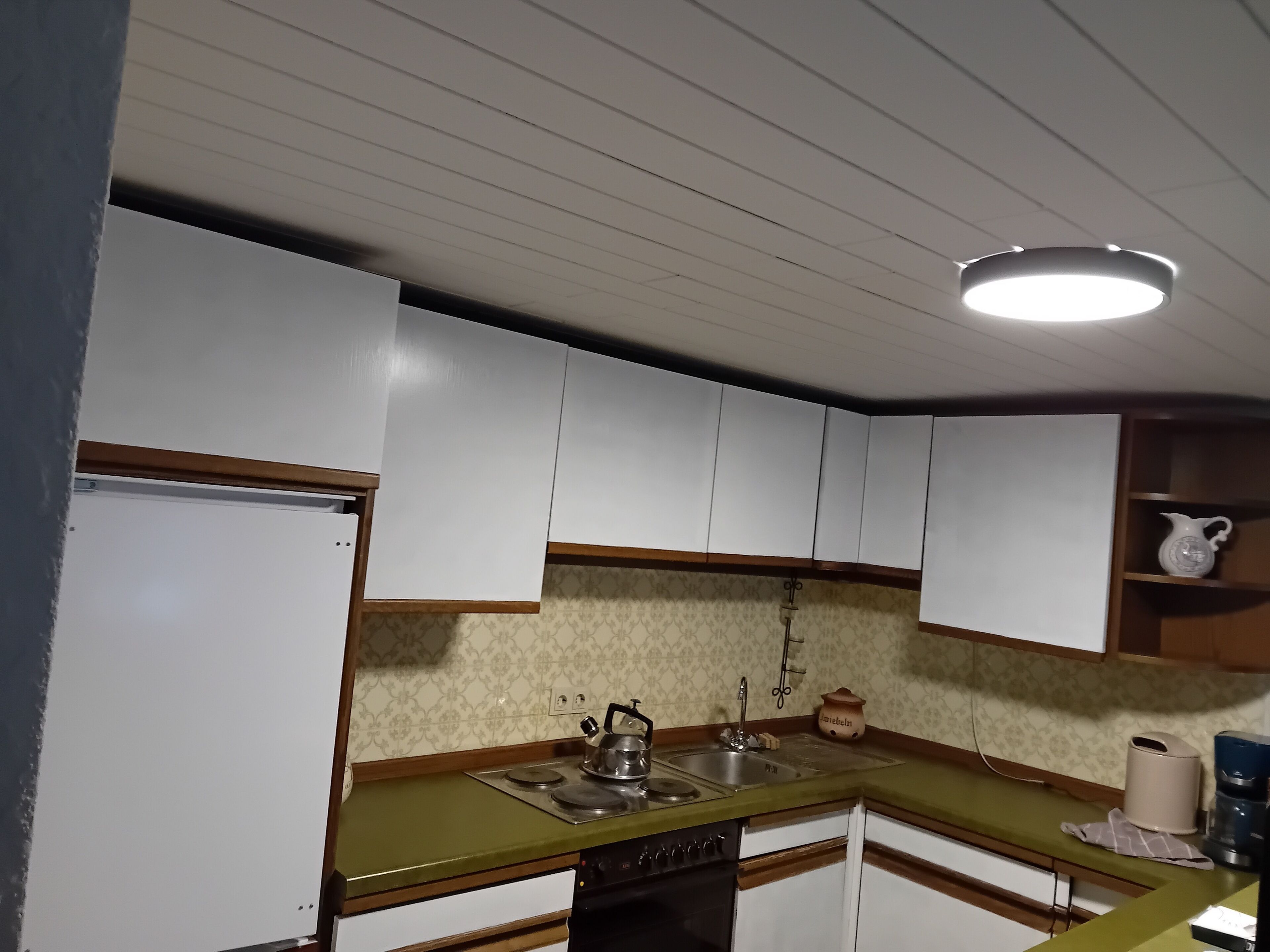 Fridge, oven, coffee/tea maker, electric kettle