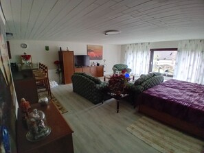 1 chambre, fer et planche à repasser, lit parapluie, Wi-Fi gratuit