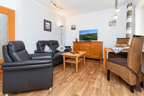 Wohnzimmer mit integriertem Küchenbereich