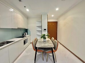 Fridge, microwave, stovetop, cookware/dishes/utensils - Everland The Landmark (Ho Chi Minh City)