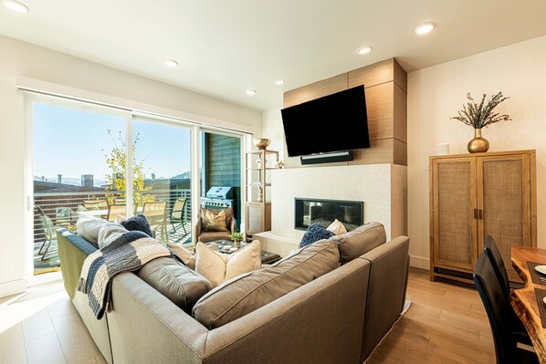 Smart TV y chimenea 