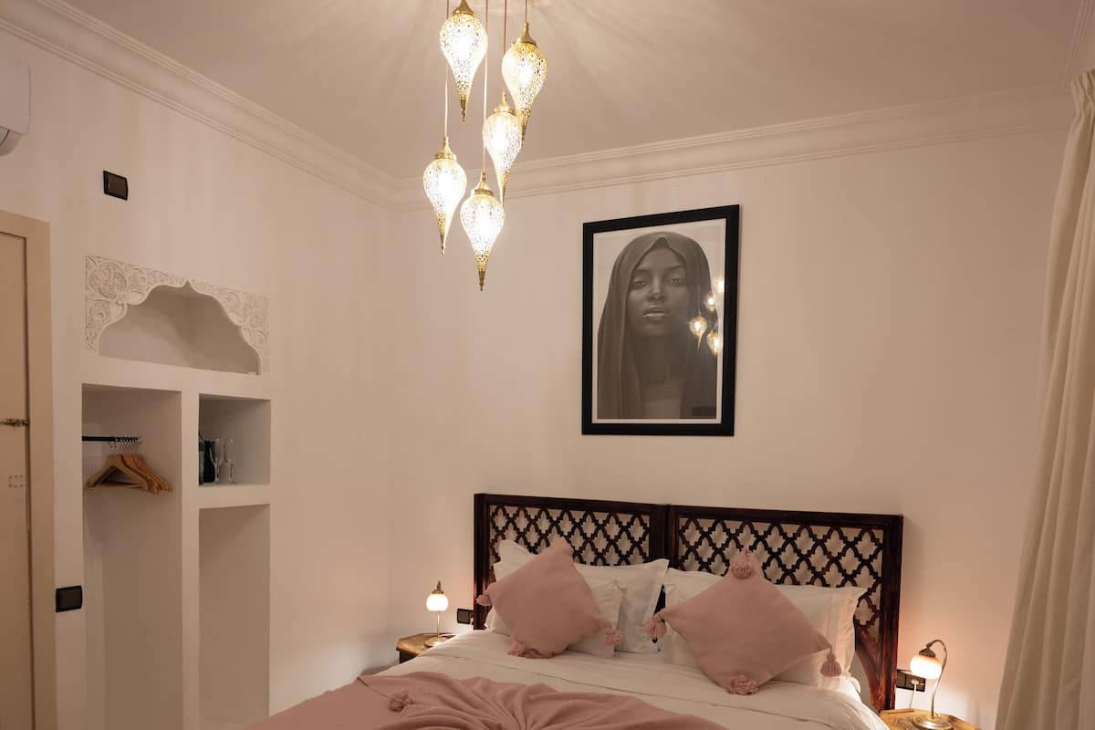 Habitación superior con 1 cama doble o 2 individuales | Caja fuerte, cortinas opacas, wifi gratis