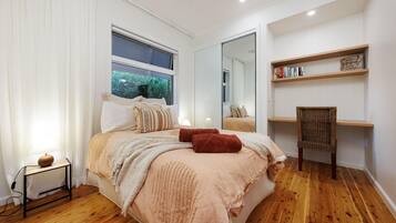 Iron/ironing board, Internet, bed sheets