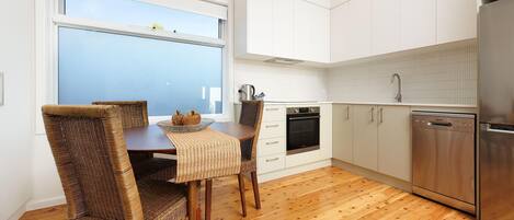 Microondas, horno, parrilla de estufa y lavavajillas