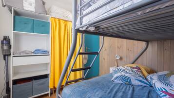 1 bedroom, bed sheets