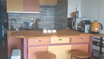 Kühlschrank, Mikrowelle, Herdplatte, Wasserkocher mit Kaffee-/Teezubehör