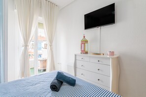 1 dormitorio, tabla de planchar con plancha, wifi y ropa de cama