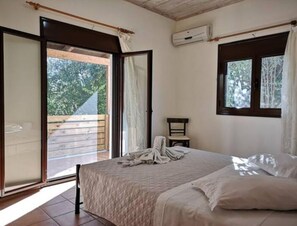 2 soverom, skrivebord, strykejern/-brett og reiseseng for barn