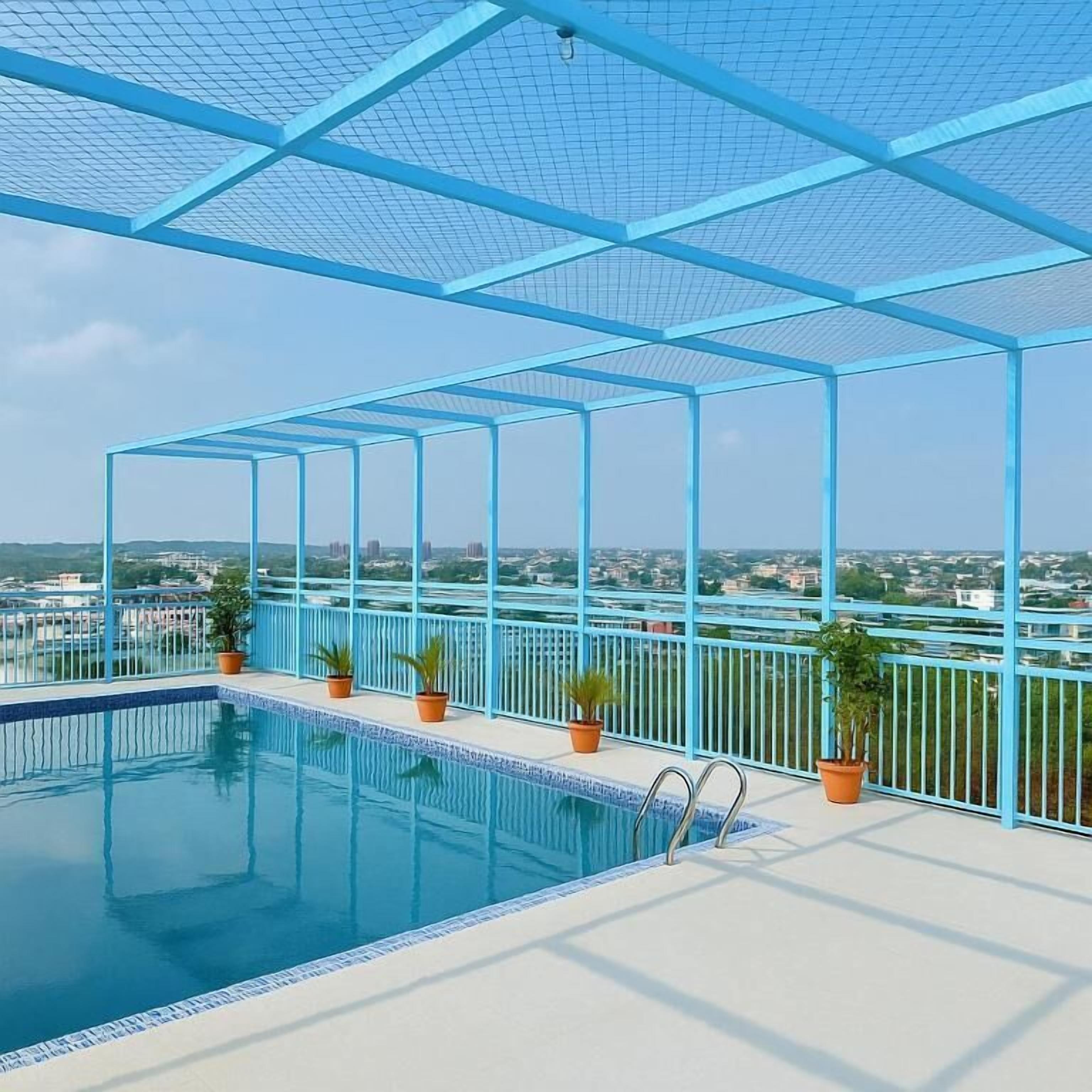 Kolam renang atas bumbung