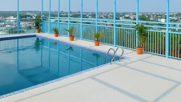 Una piscina sul tetto con vista panoramica sulla città.