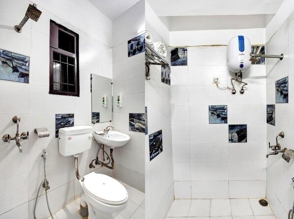 Shower, free toiletries, hair dryer, towels - Hotel Vasundhara Grand (Ghaziabad)
