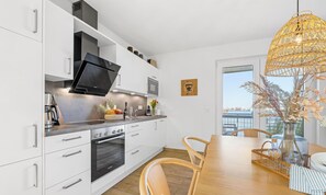 Fridge, microwave, oven, stovetop - Knuts Hafenlounge - Terrace, Infrared Sauna, Private Parking Space, Sea View (Olpenitz)