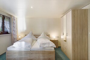 3 slaapkamers, een strijkplank/strijkijzer, wifi, beddengoed