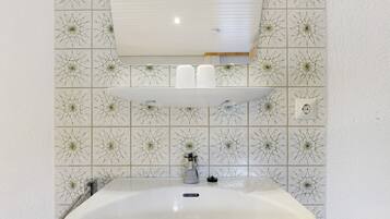 Een douche, handdoeken