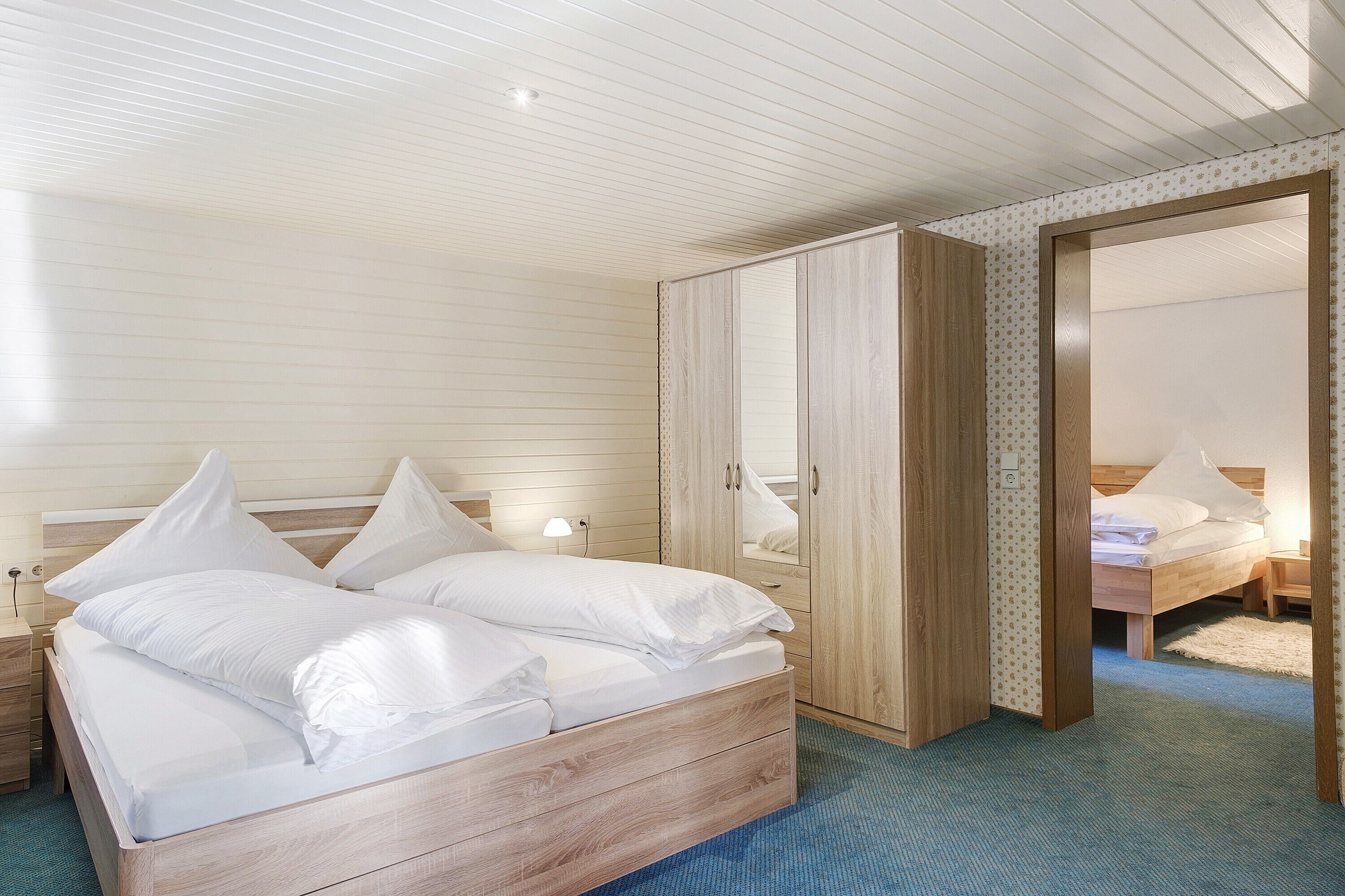 3 habitaciones, tabla de planchar con plancha, wifi y ropa de cama 