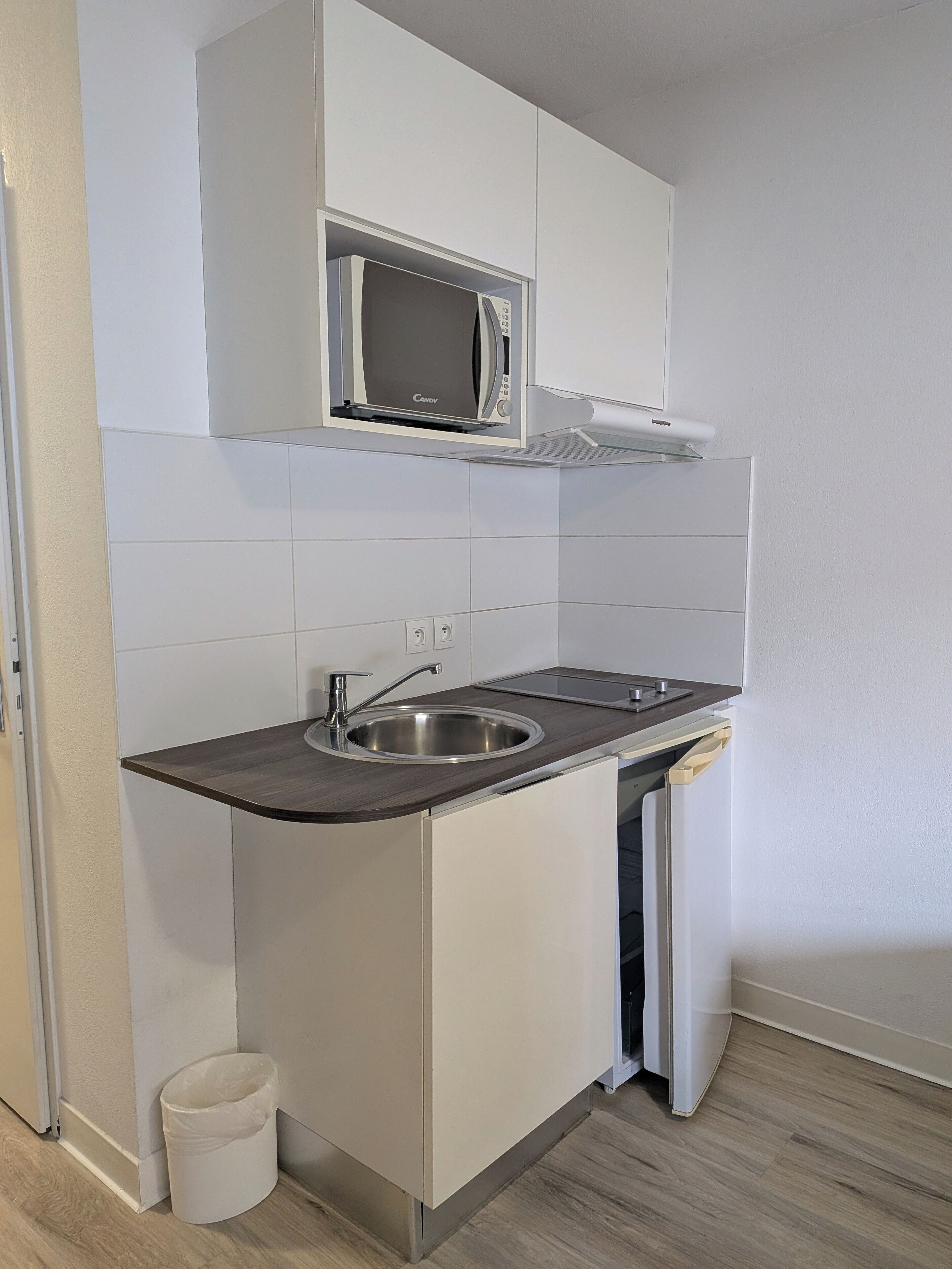 Fridge, microwave, stovetop, electric kettle