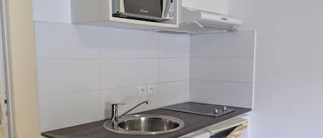 Kühlschrank, Mikrowelle, Herdplatte, Wasserkocher