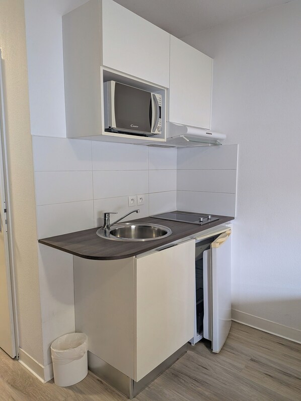 Réfrigérateur, micro-ondes, plaque de cuisson, bouilloire électrique