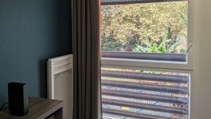 A room with a window, a radiator, and a desk with a computer. - Studio in the Bassin à flots district, at the foot of the streetcar! (Bordeaux)
