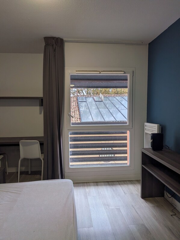 Bureau, fer et planche à repasser, Wi-Fi gratuit, draps fournis