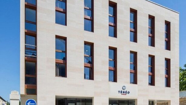 A modern building with a light-colored facade and multiple windows. - Studio in the Bassin à flots district, at the foot of the streetcar! (Bordeaux)