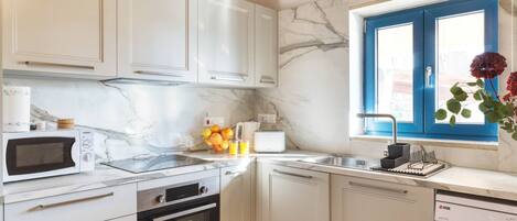 Refrigerador, microondas, horno, placa de cocina