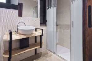 Regadera, toallas, papel de baño