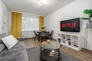 TV, offices - Lumina 3 room apartment in Warsaw (Warszawa BIG)