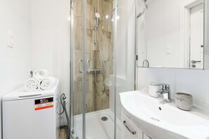 Shower, hair dryer, towels